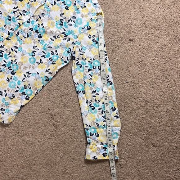 Charter Club woman’s floral button up top. Two front pockets.  Sleeves roll up. - Picture 9 of 13